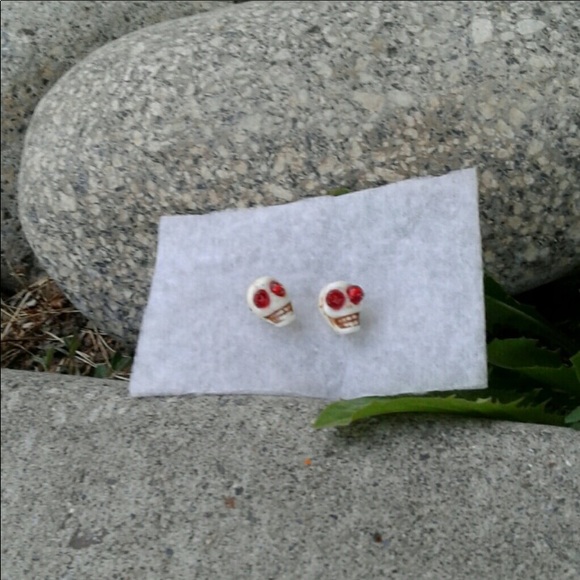 Skull piece earrings - Picture 5 of 5